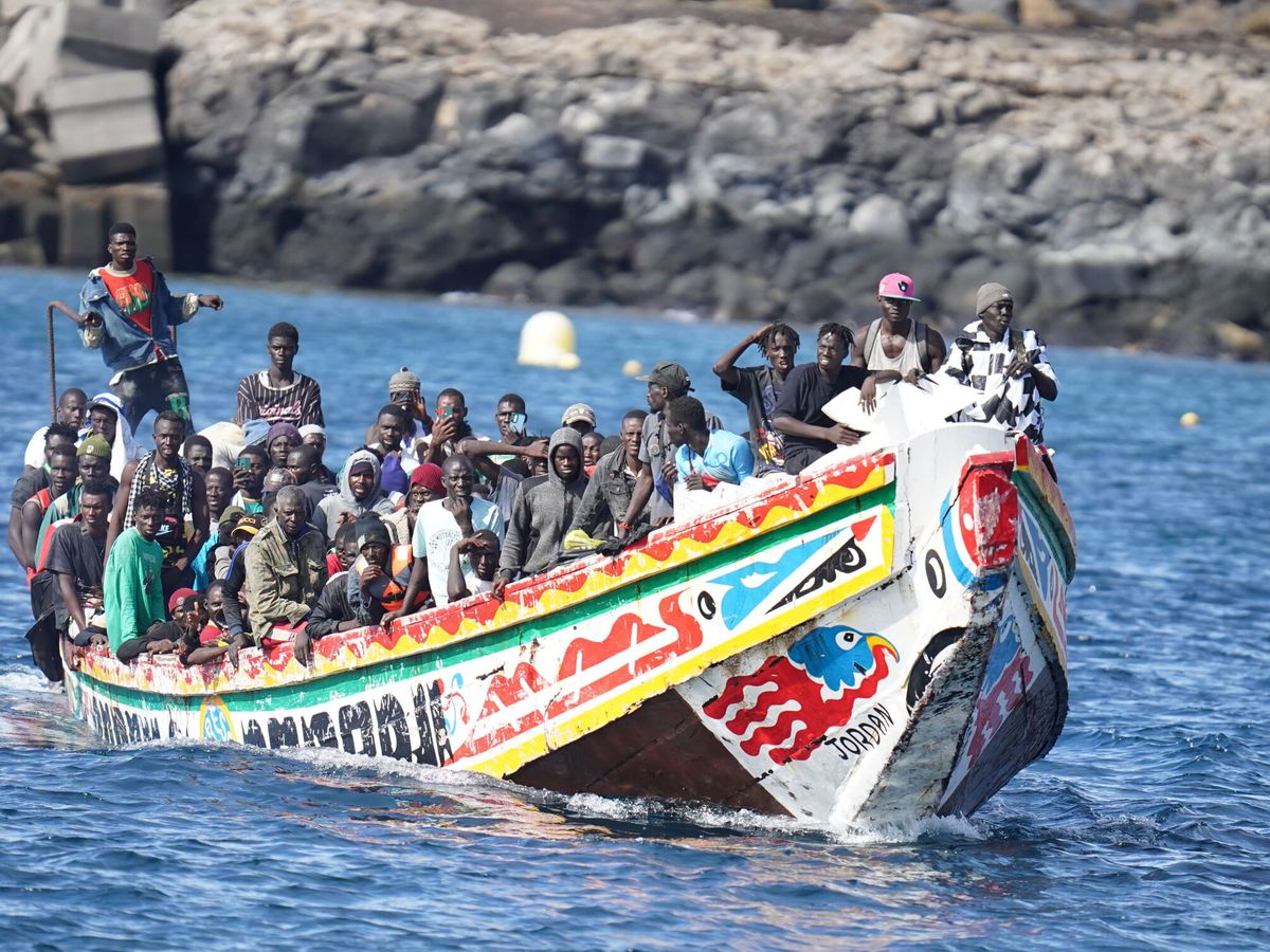 Foto: Un cayuco con más de 170 migrantes llega al puerto de la Restinga de la isla de El Hierro. (Europa Press/Archivo/H.Bilbao)