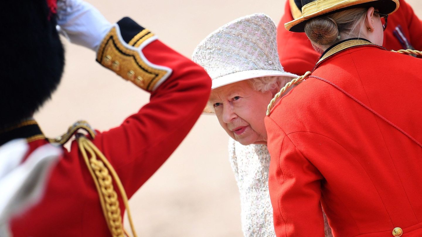 Isabel II saludando a miembros de la Guardia Real en una imagen de archivo. (EFE)