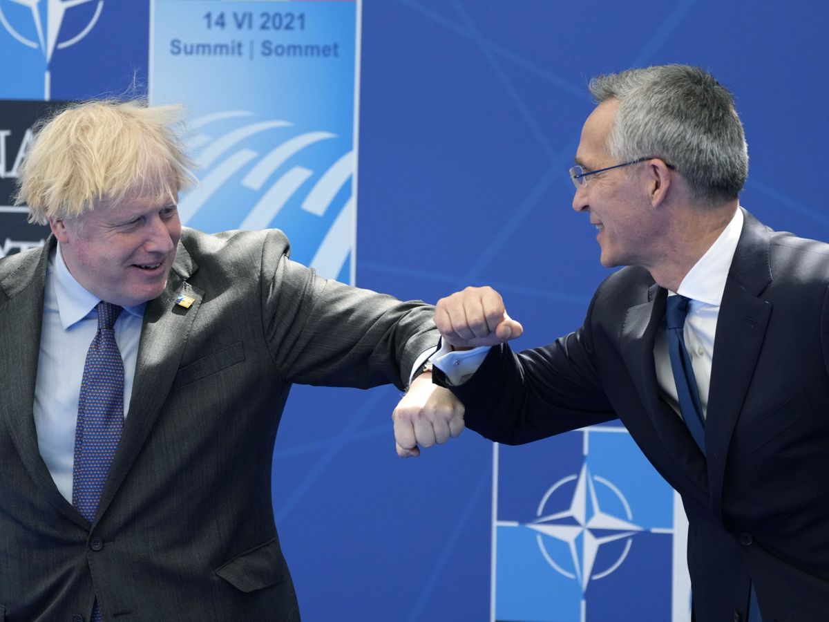 Foto: El primer ministro británico, Boris Johnson, saluda al secretario general de la OTAN, Jens Stoltenberg. (EFE/François Mori)