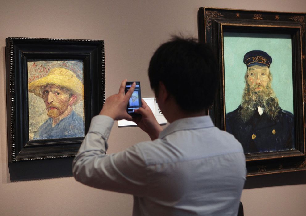 Foto: Un visitante fotografía las dos obras de Van Gogh del Detroit Institute of Art. (REUTERS)