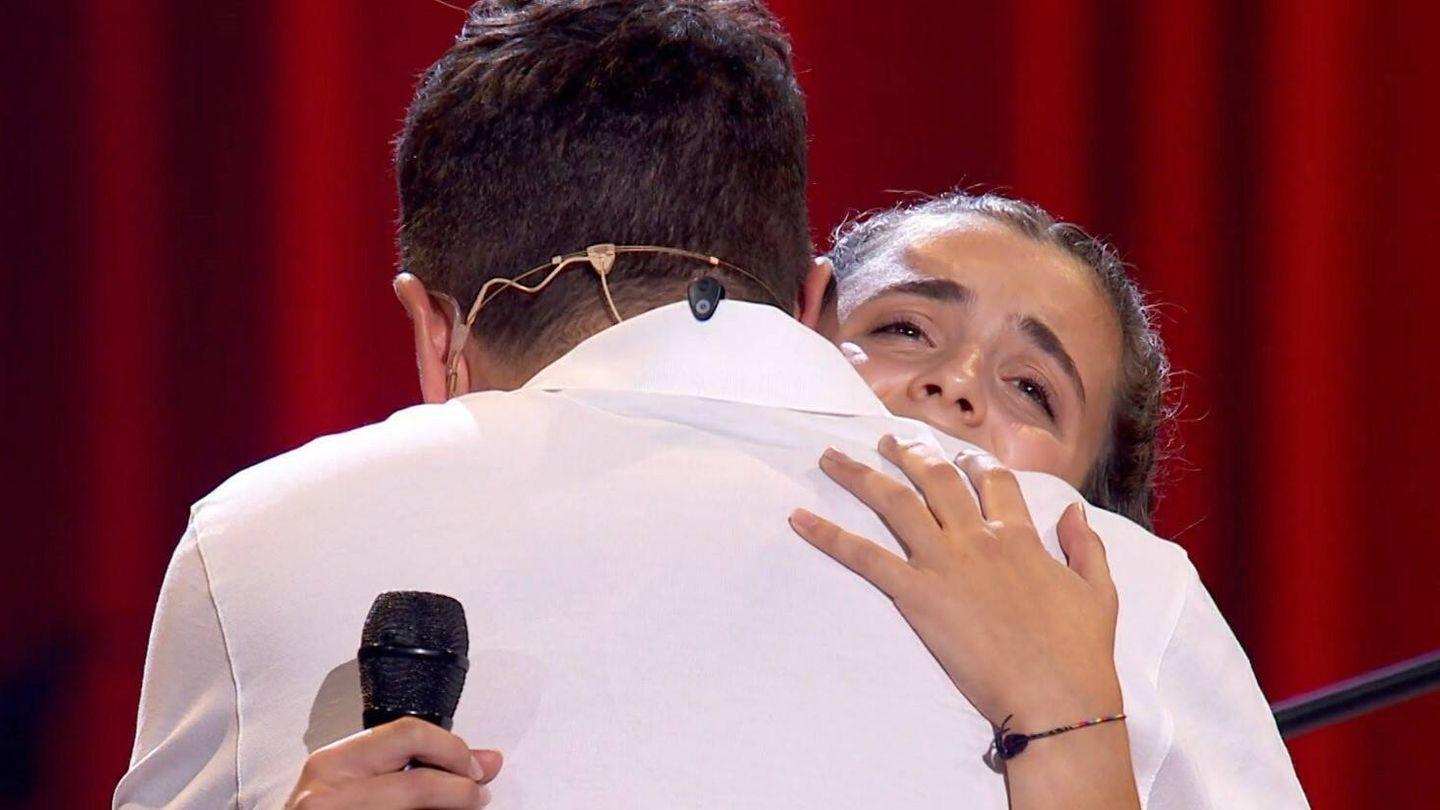 Pablo López abraza a Daniela en 'La Voz Kids'. (Atresmedia Televisión)