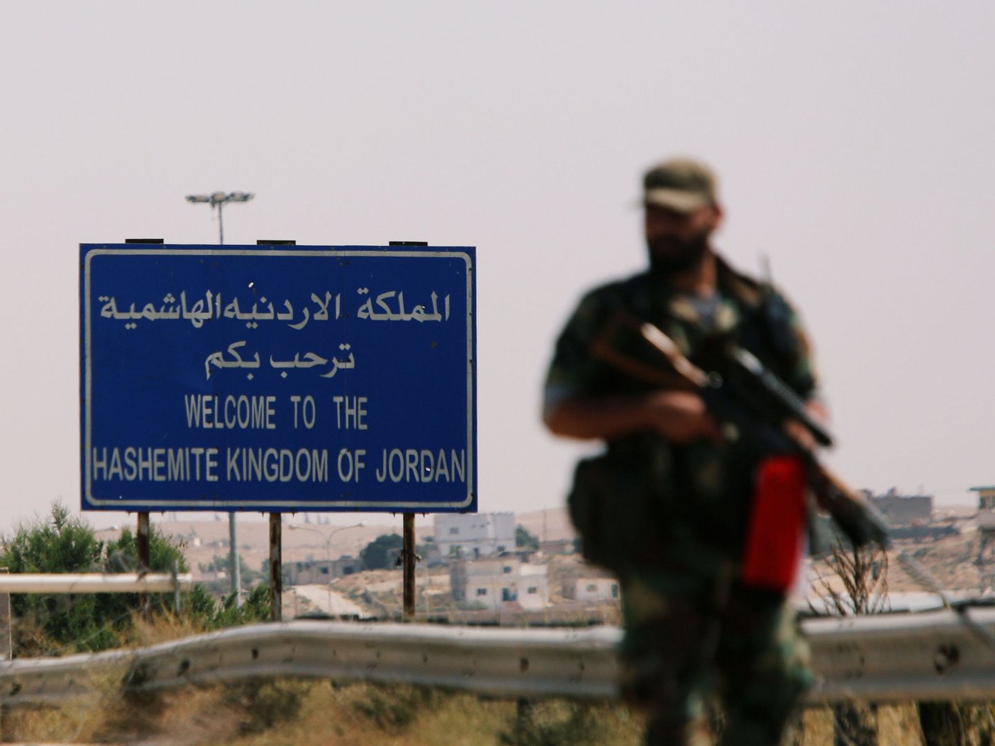 Un soldado gubernamental sirio en el cruce de Nasib, en la frontera con Jordania, el 7 de julio de 2018. (Reuters)