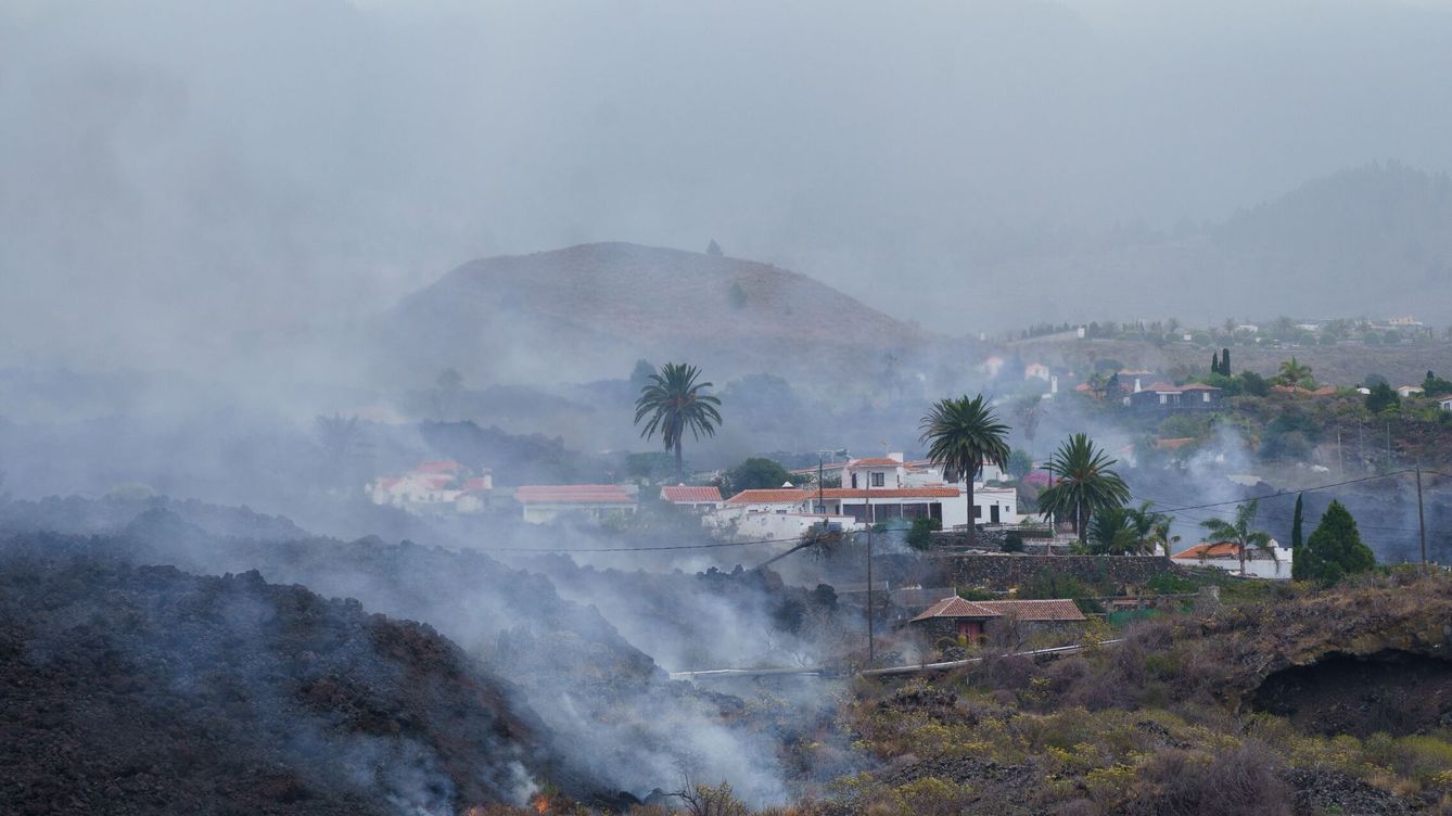 Foto:  Una colada de lava provocada por la erupción que comenzó el 19 de septiembre en La Palma se desplaza por el bario de Todoque. (EFE)