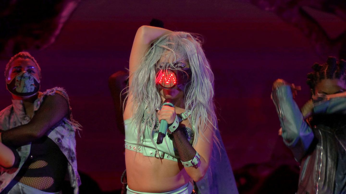 Lady Gaga en los MTV VMA, peinada por GHD. (Reuters)