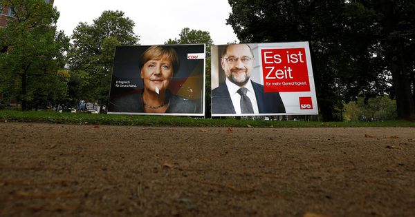 Foto: Carteles electorales de Angela Merkel y Martin Schulz en Fráncfort. (Reuters)