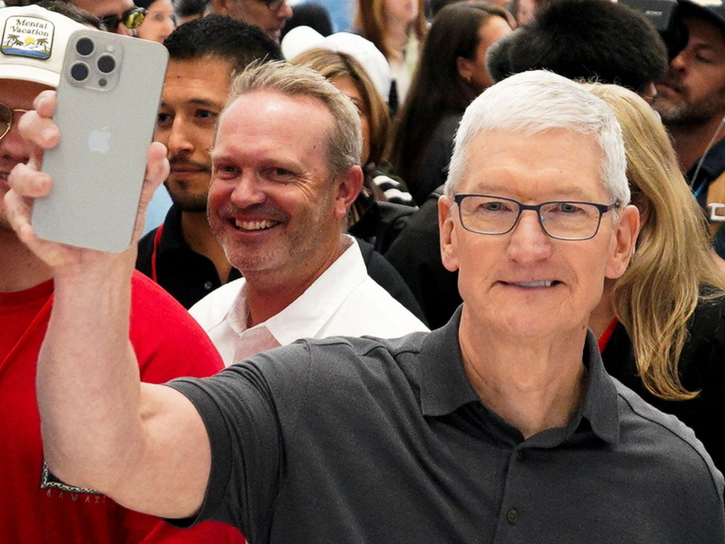 Tim Cook, CEO de Apple, sostiene un iPhone. Foto: Reuters.
