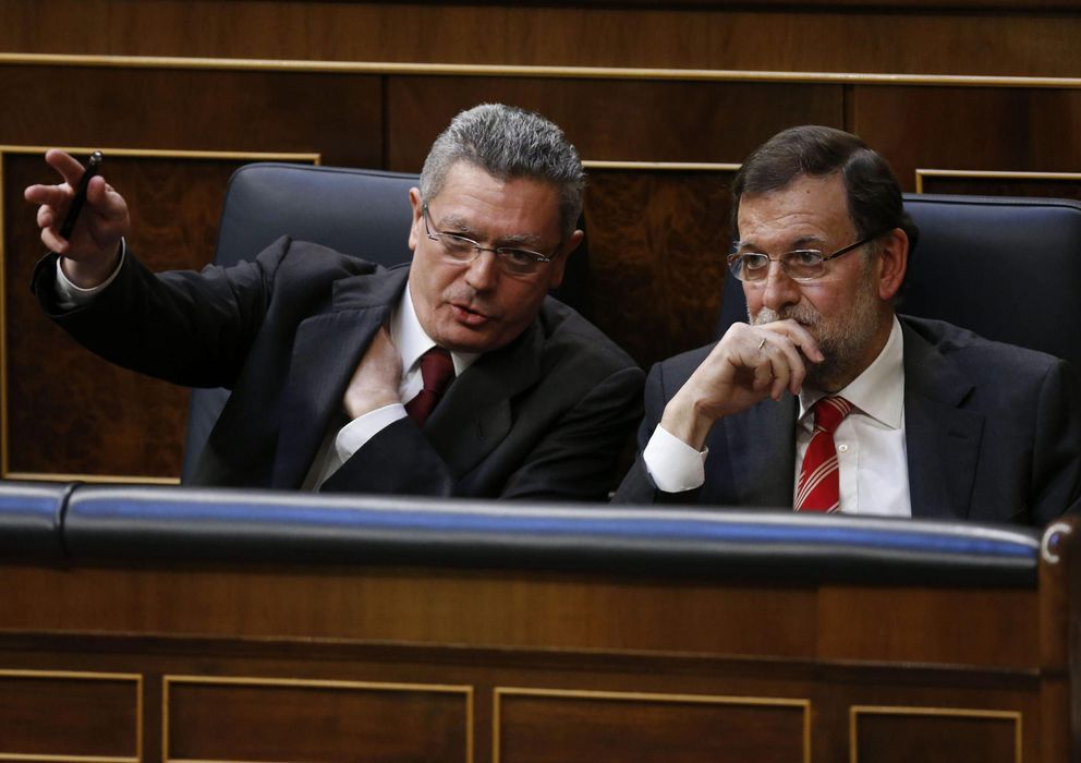 Foto: El presidente del Gobierno, Mariano Rajoy, escucha al ministro de Justicia, Alberto Ruiz-Gallardón (EFE)