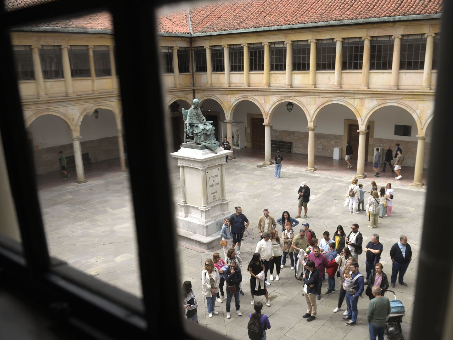 Claustro de la antigua universidad de Oviedo. (EFE/Eloy Alonso)
