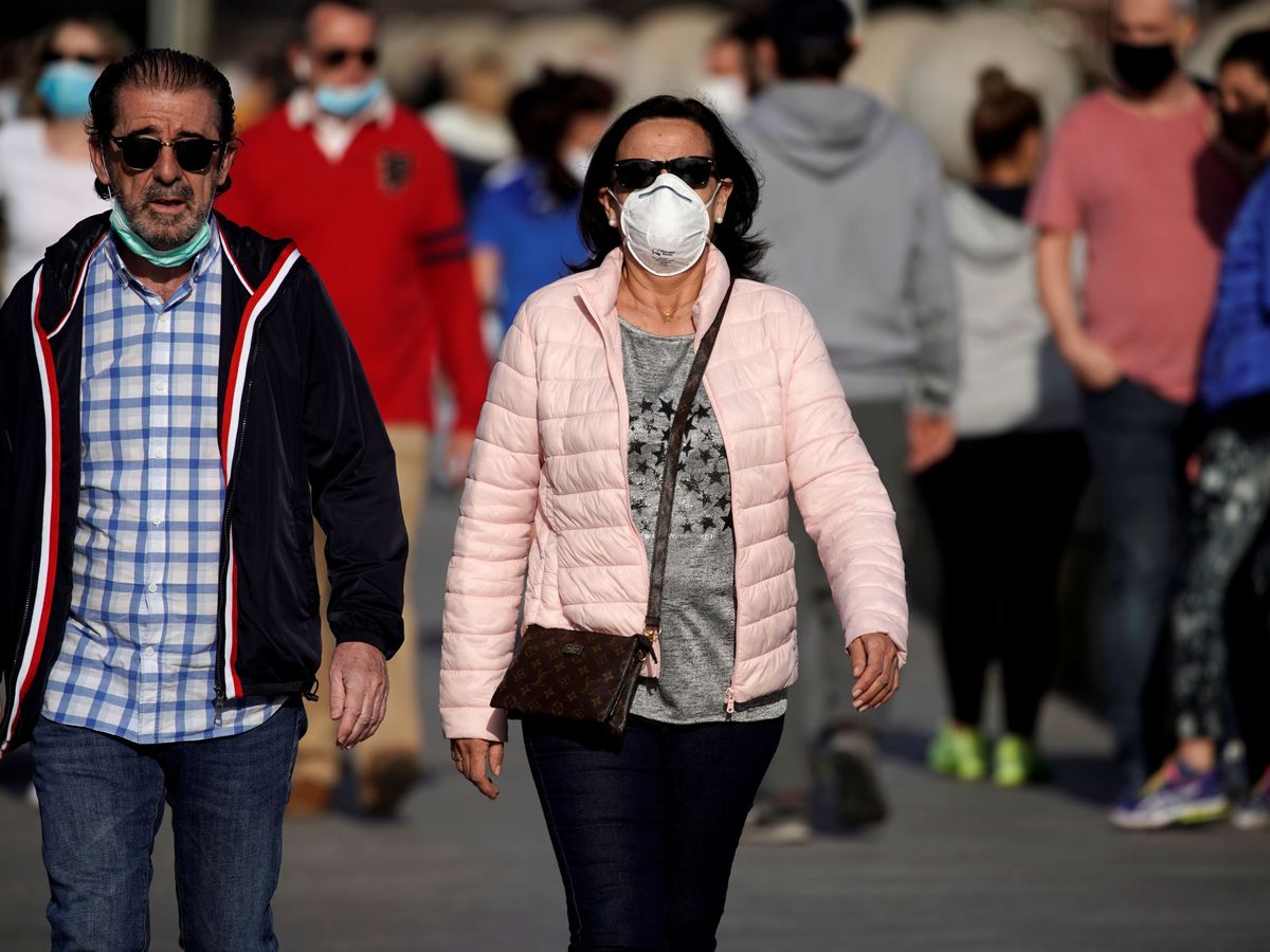 Foto: Paseantes caminan por Segovia (REUTERS)