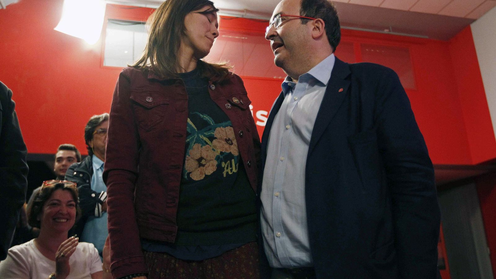 Foto: Miquel Iceta conversa con Núria Parlon tras resultar vencedor de las primarias del PSC, este 15 de octubre en la sede del partido en Barcelona. (EFE)