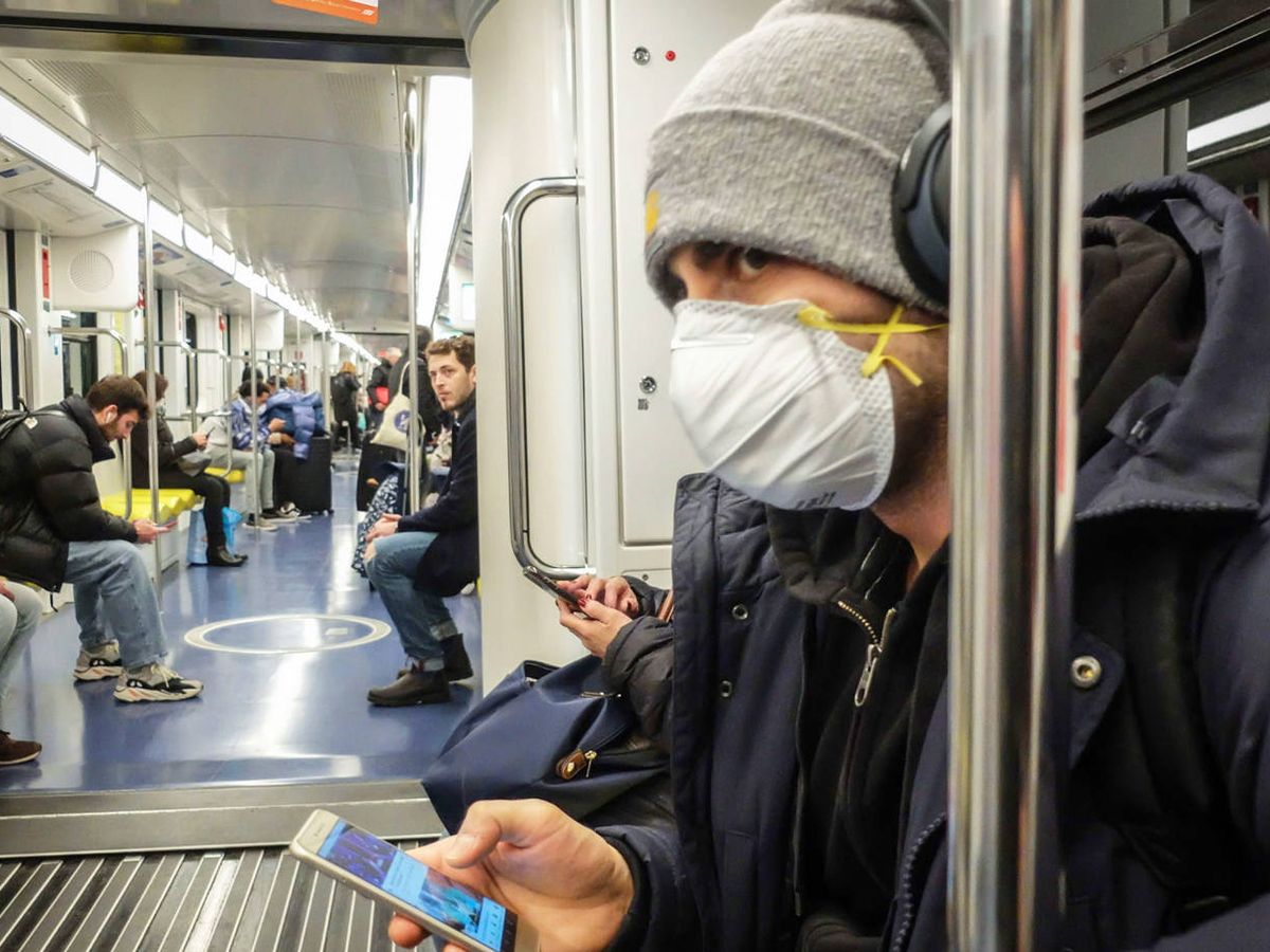 Foto: Un hombre con mascarilla en el metro de Milán. (EFE)