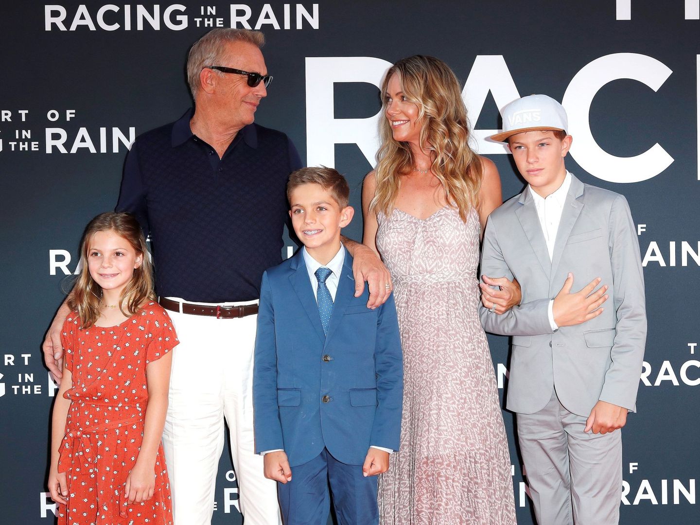 Kevin Costner y Christine Baumgartner, con sus tres hijos. (EFE)