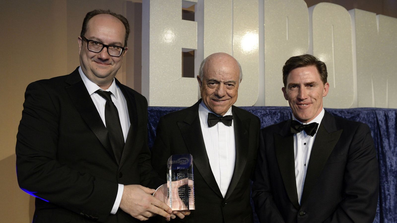 Foto: Francisco González (c) recibe el premio Euromoney al mejor banquero del año en julio (Euromoney)