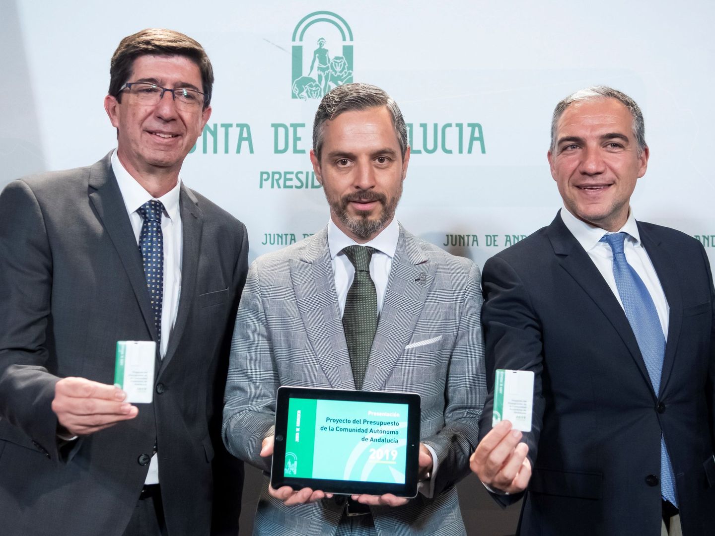 El consejero de Presidencia, Elias Bendodo, junto al vicepresidente andaluz, Juan Marín, y el consejero de Hacienda, Juan Bravo. (EFE)