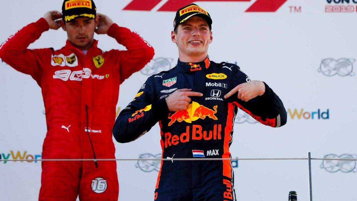 Verstappen celebra su triunfo en Austria señalando el logotipo de Honda. (Red Bull)