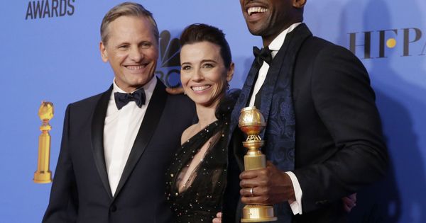 Foto: Viggo Mortensen, Linda Cardellini y Mahershala Ali en los Globos de Oro. (Reuters)