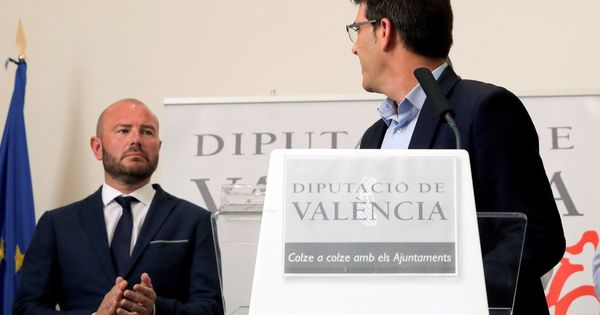 Foto: Jorge Rodríguez mira a su sustituto en la Diputación de Valencia, Toni Gaspar, en la rueda de prensa en la que ha anunciado su dimisión. (EFE)