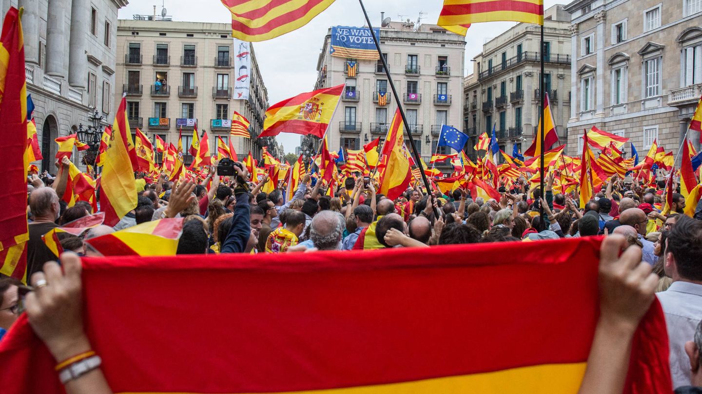 Banderas españolas inundan la plaza Sant Jaume de Barcelona. (David Brunat)