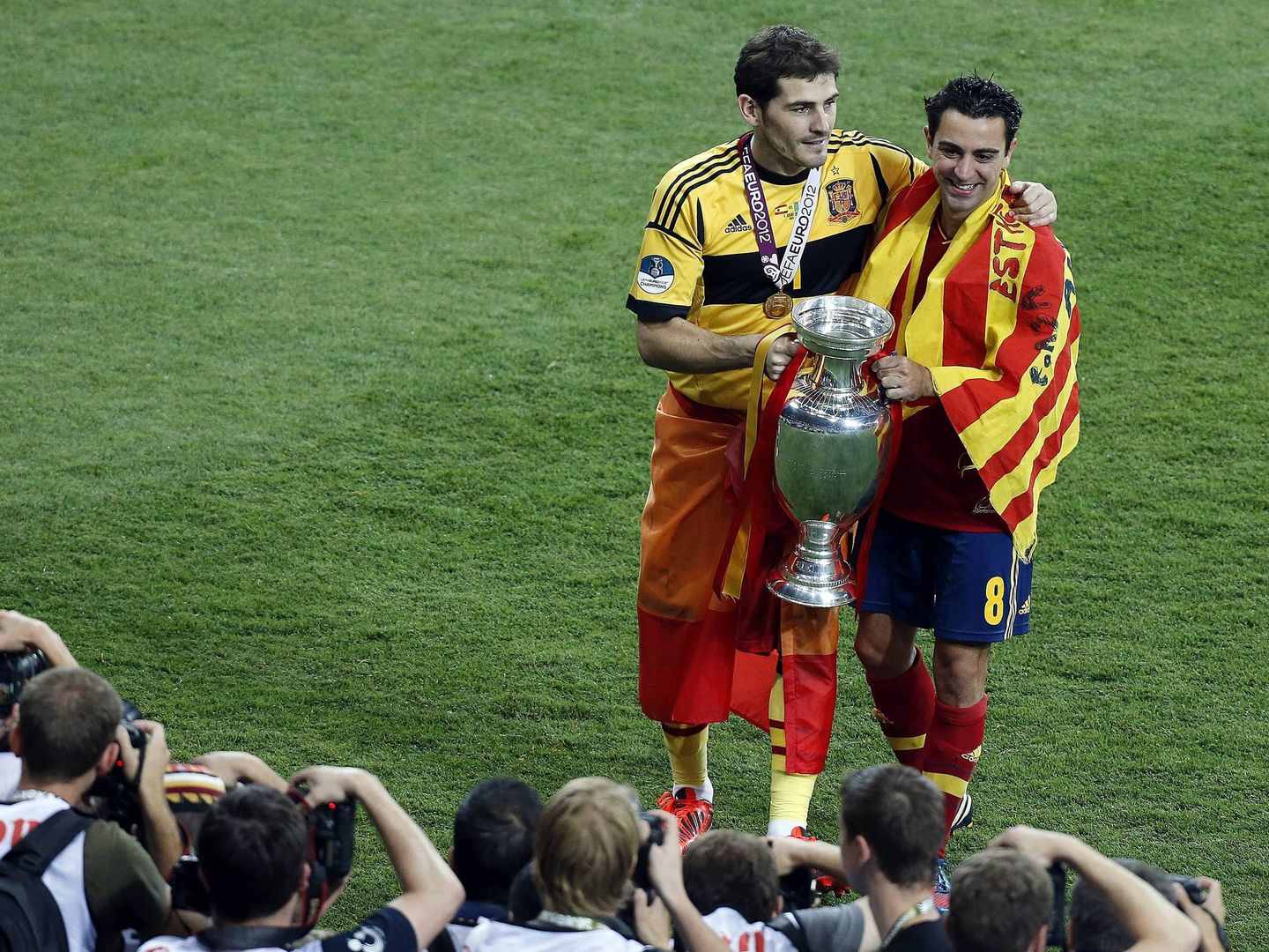 Casillas y Xavi, con la Eurocopa ganado en 2012. (EFE)