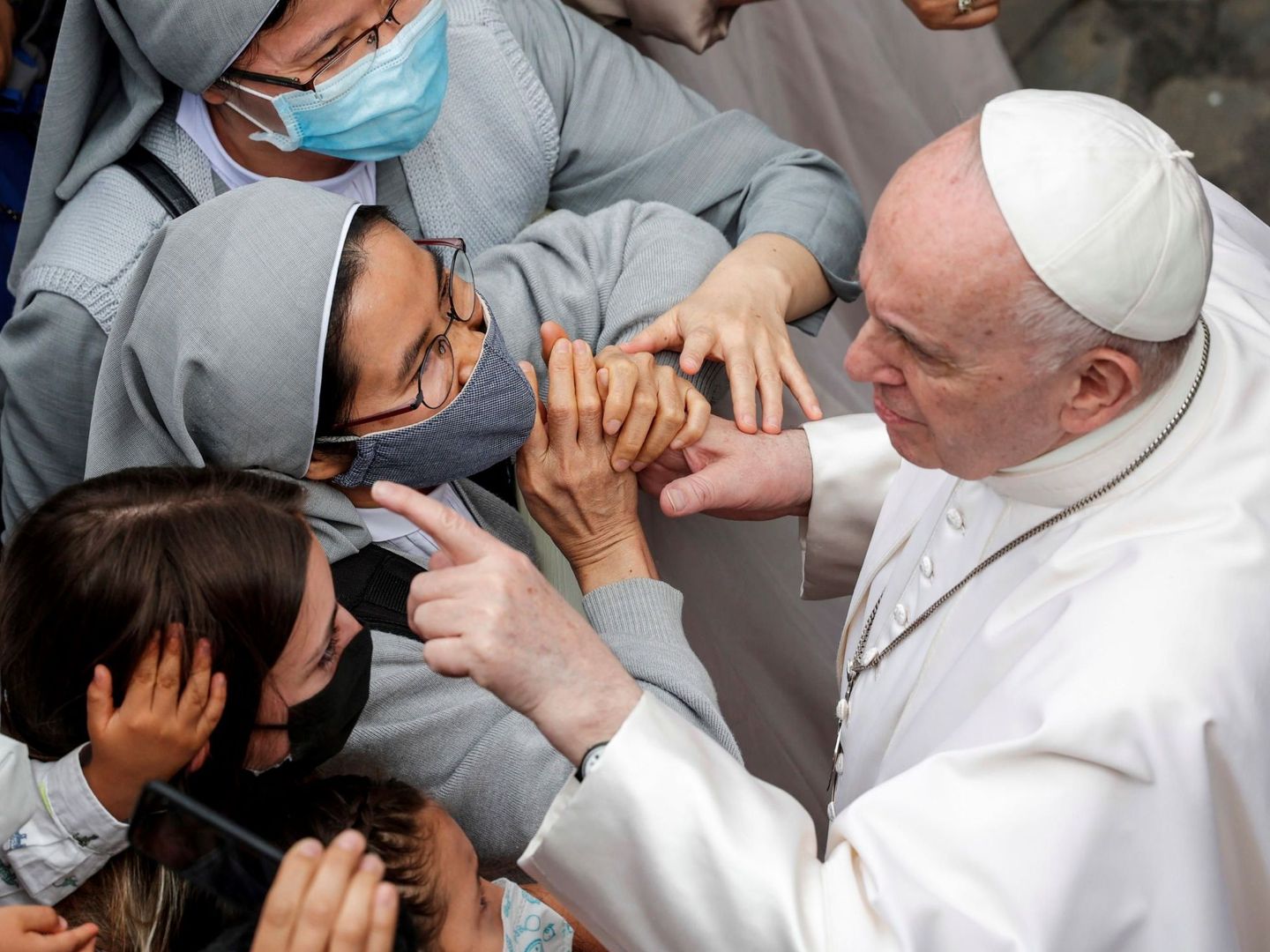El papa Francisco saluda a unas monjas. (EFE)