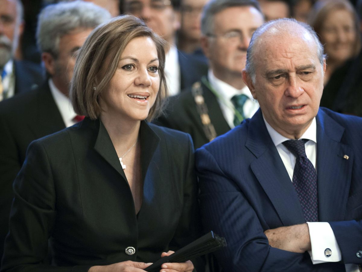 Foto: La exsecretaria general del PP, María Dolores de Cospedal, y el exministro del Interior, Jorge Fernández Díaz, en una imagen de archivo de 2015. (EFE)