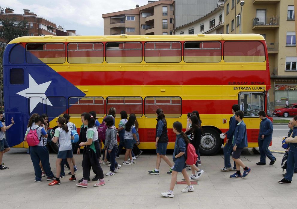 Foto: Un autobús escolar pintado con la bandera independentista catalana. (Reuters)