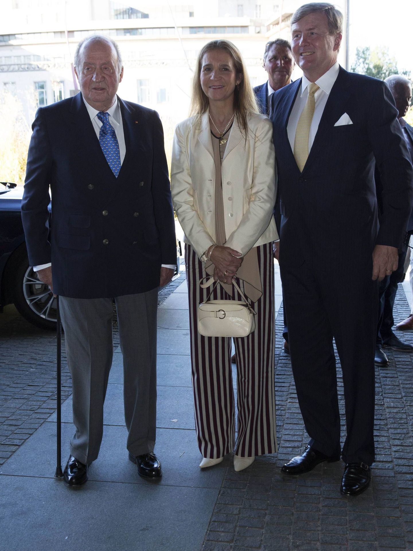 El rey Juan Carlos y su hija, con el rey Guillermo de Holanda. (Cordon Press)