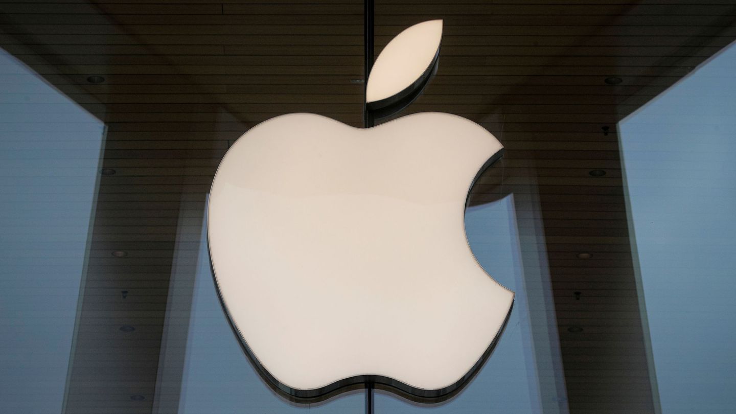FILE PHOTO: The Apple logo is seen at an Apple Store, as Apple's new 5G iPhone 12 went on sale in Brooklyn, New York, U.S. October 23, 2020.  REUTERS Brendan McDermid File Photo