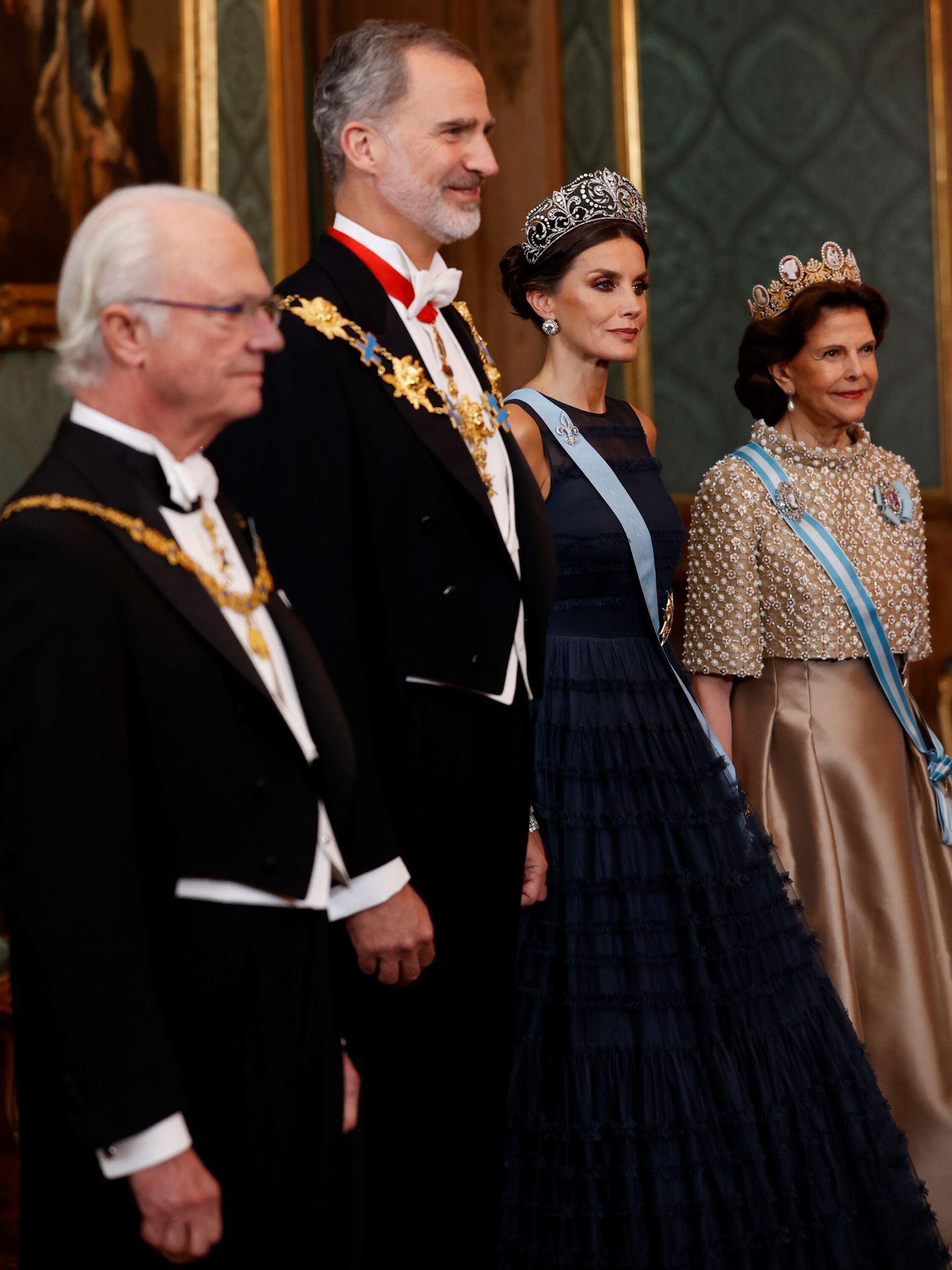 Los Reyes de Suecia y los de España, antes de la cena de gala. (EFE/Juanjo Martín)