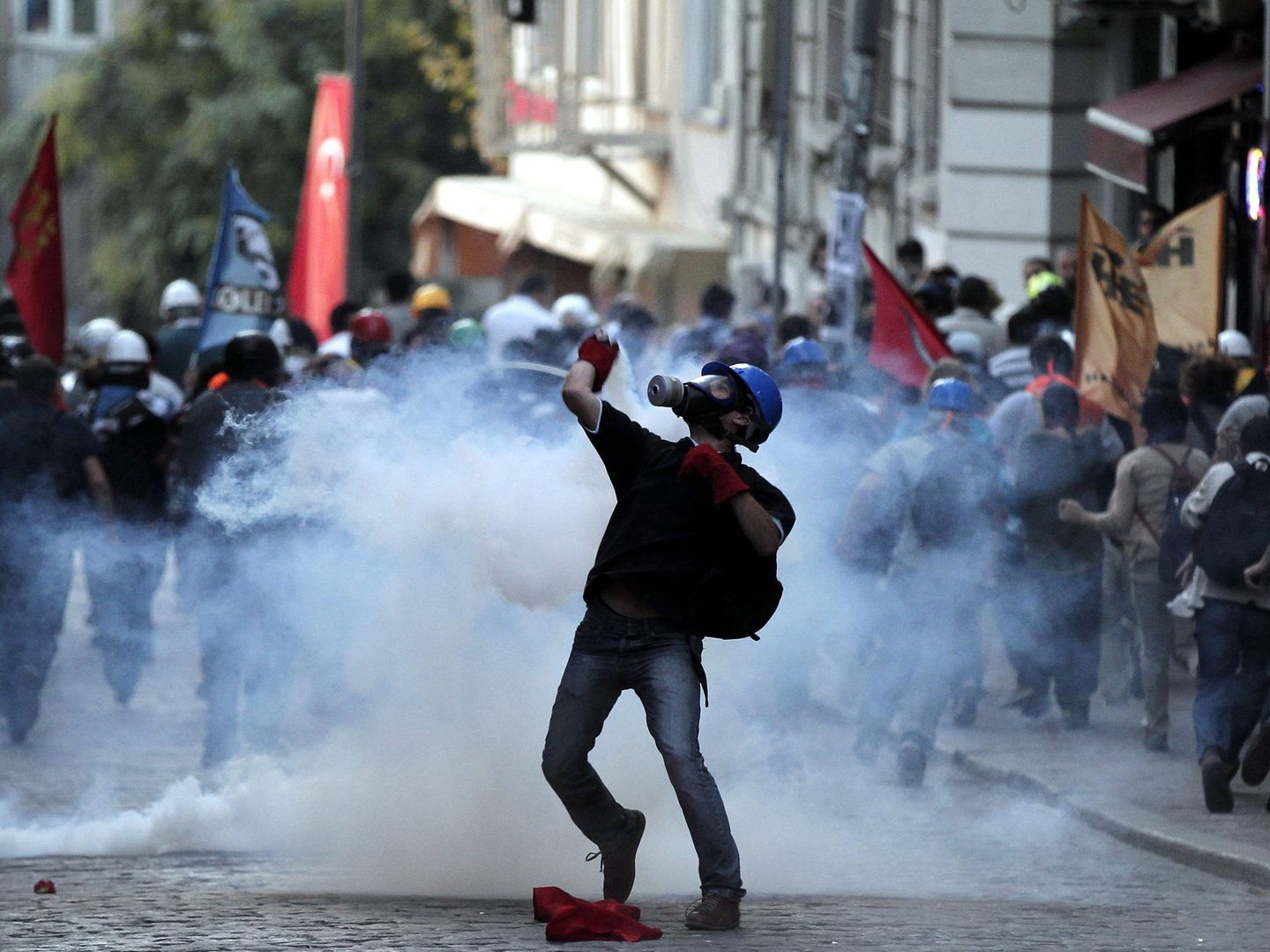 Un manifestante devuelve gas lacrimógeno lanzado por la Policía en una protesta derivada de Gezi. (EFE)