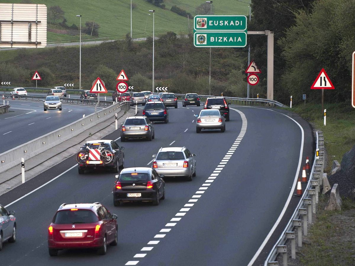 Foto: Vehículos se digiren desde Cantabria a País Vasco (EFE)