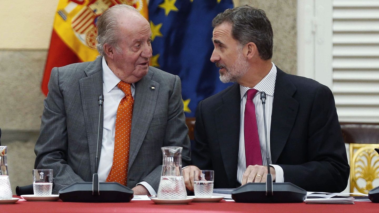 Felipe VI (d) junto a su padre, el rey emérito Juan Carlos, en mayo de 2019. (EFE)