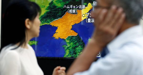Foto: Japoneses pasan en Tokio ante una televisión que muestra imágenes de la última prueba nuclear de Corea del Norte. (Reuters)