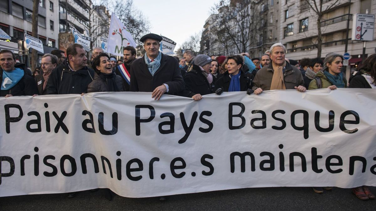 Miles de vascos desfilan en París para pedir cambios para los presos de ETA