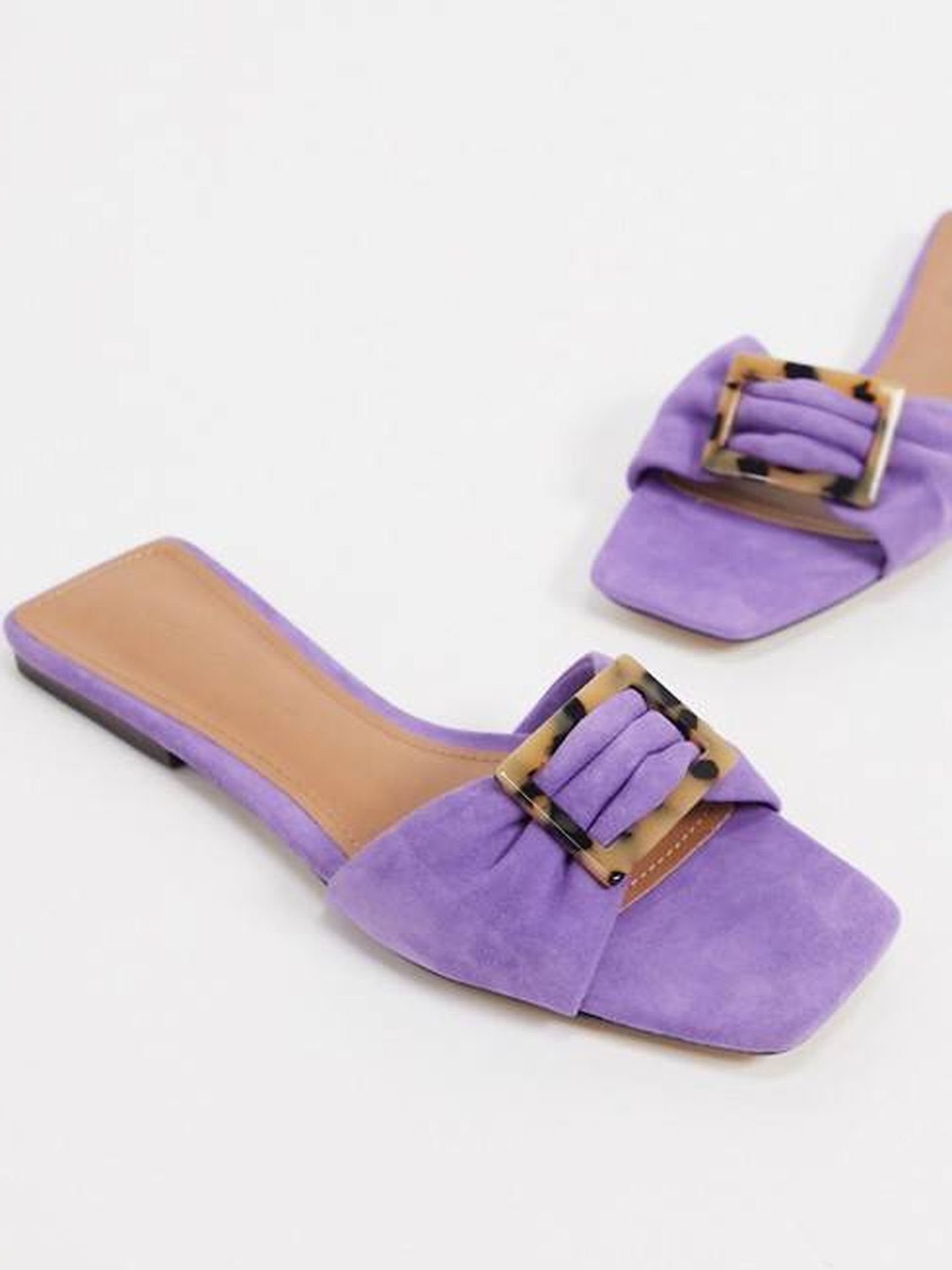 Las sandalias planas de color lila que vende Asos. (Cortesía)