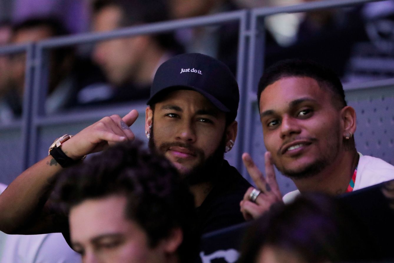 Neymar, en el palco de la Manolo Santana con un grupo de amigos...y tambien Piqué. (EFE)