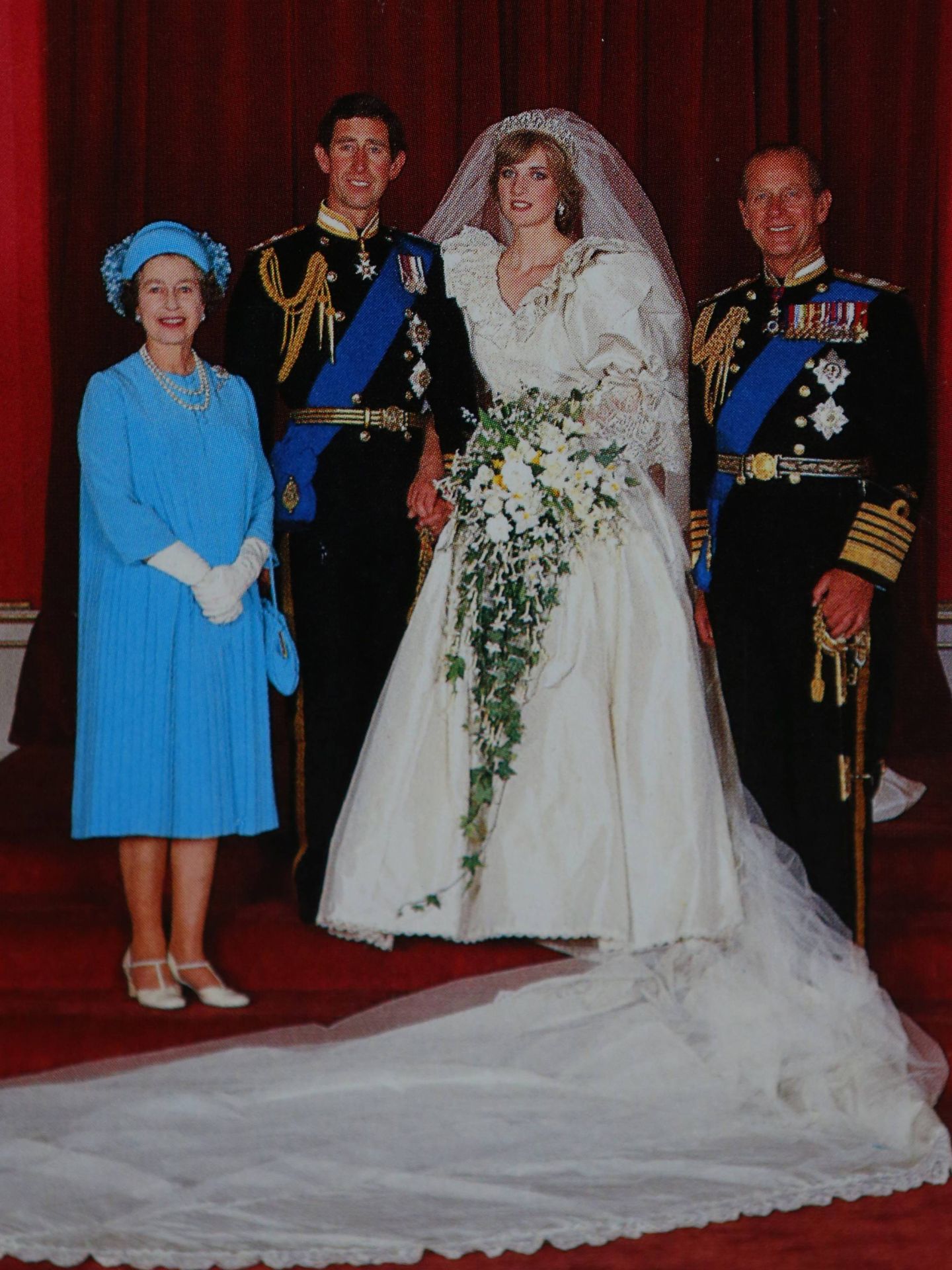 La reina Isabel y Felipe de Edimburgo,  junto a Carlos y Diana el día de su boda. (Cordon Press)