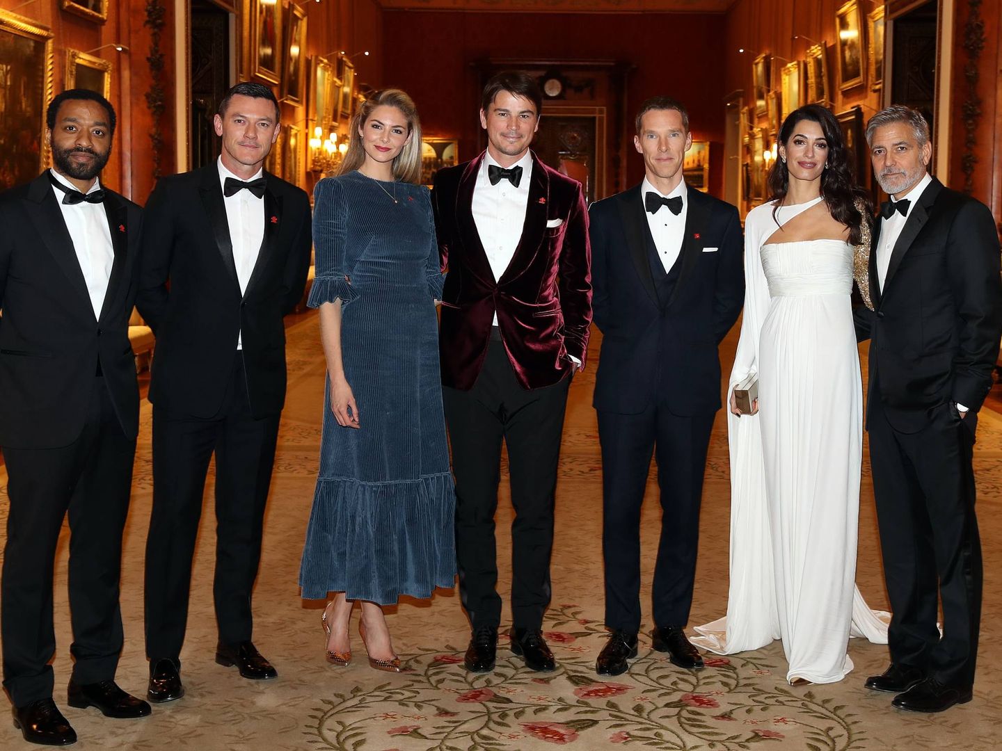 Invitados a la cena benéfica de The Prince's Trust en Buckingham Palace. De izquierda a derecha: Chiwetel Ejiofor, Luke Evans, Tamsin Egerton, Josh Hartnett, Benedict Cumberbatch, Amal Clooney y George Clooney. (Getty)