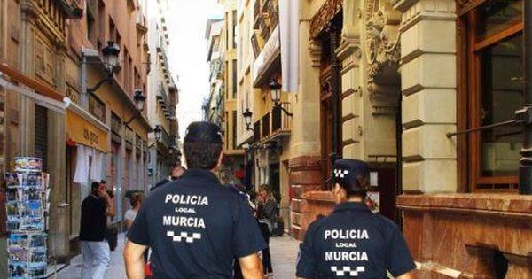 Foto: Un hombre de 49 años es detenido en el centro de Murcia por provocar cortes en el cuello a su madre con una catana. (Policía Local Murcia)