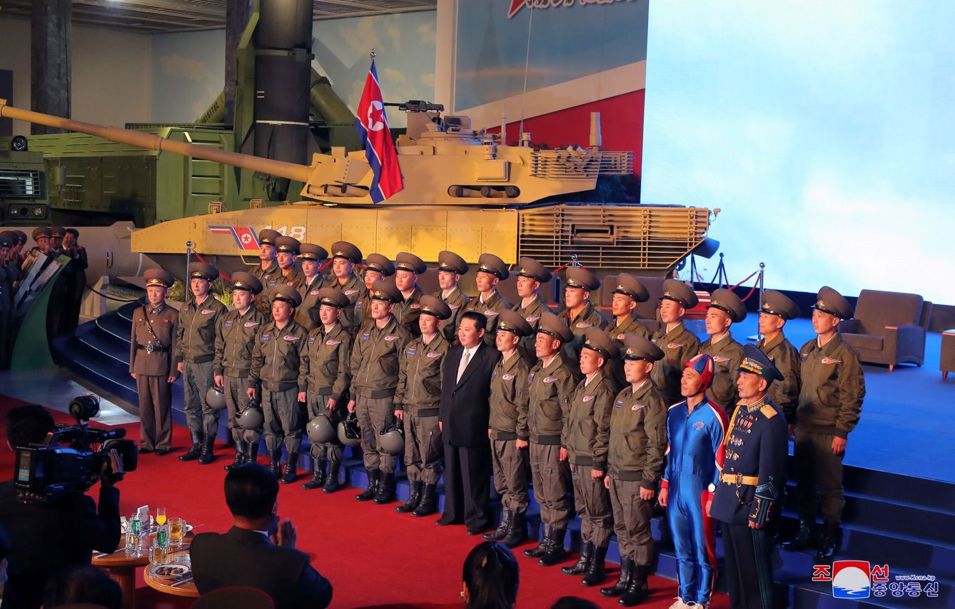 Kim Jong-un junto a varios soldados en la exposición (KNCA/REUTERS)