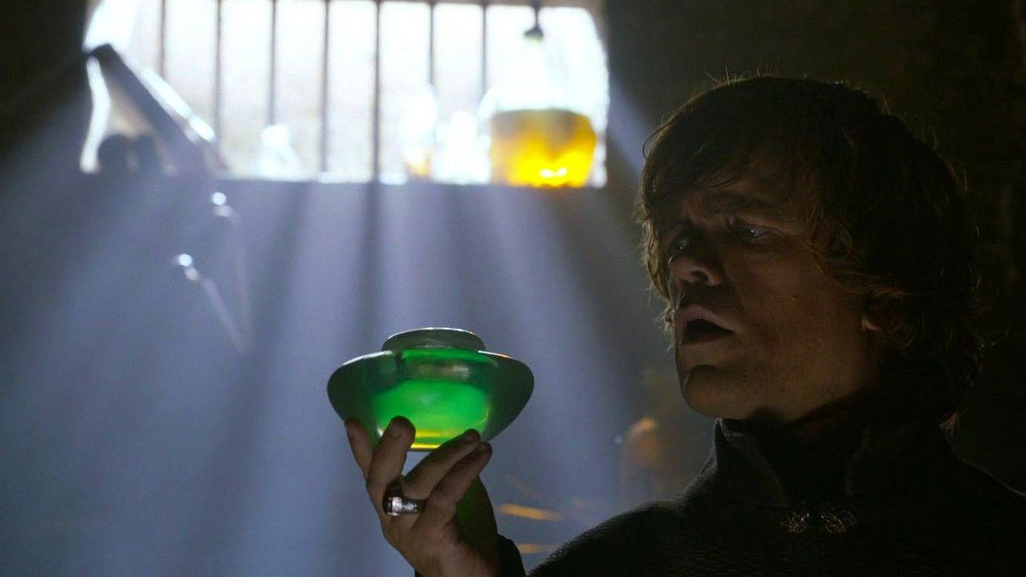 Tyrion Lannister (Peter Dinklage) sostiene un frasco de fuego valirio en 'Juego de Tronos'. (HBO)