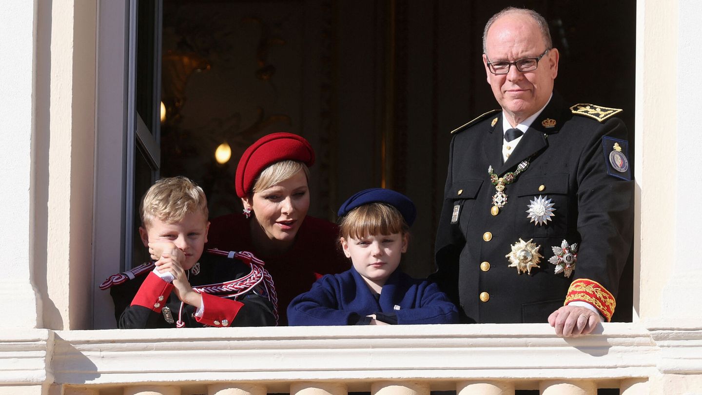 Alberto y Charlène de Mónaco, con sus hijos en la fiesta nacional. (Reuters/Claudia Greco)