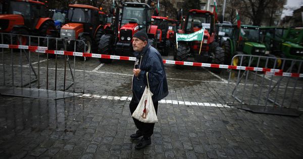 Foto: Un anciano camina por el centro de Sofía durante una protesta de agricultores, en diciembre de 2011. (Reuters)