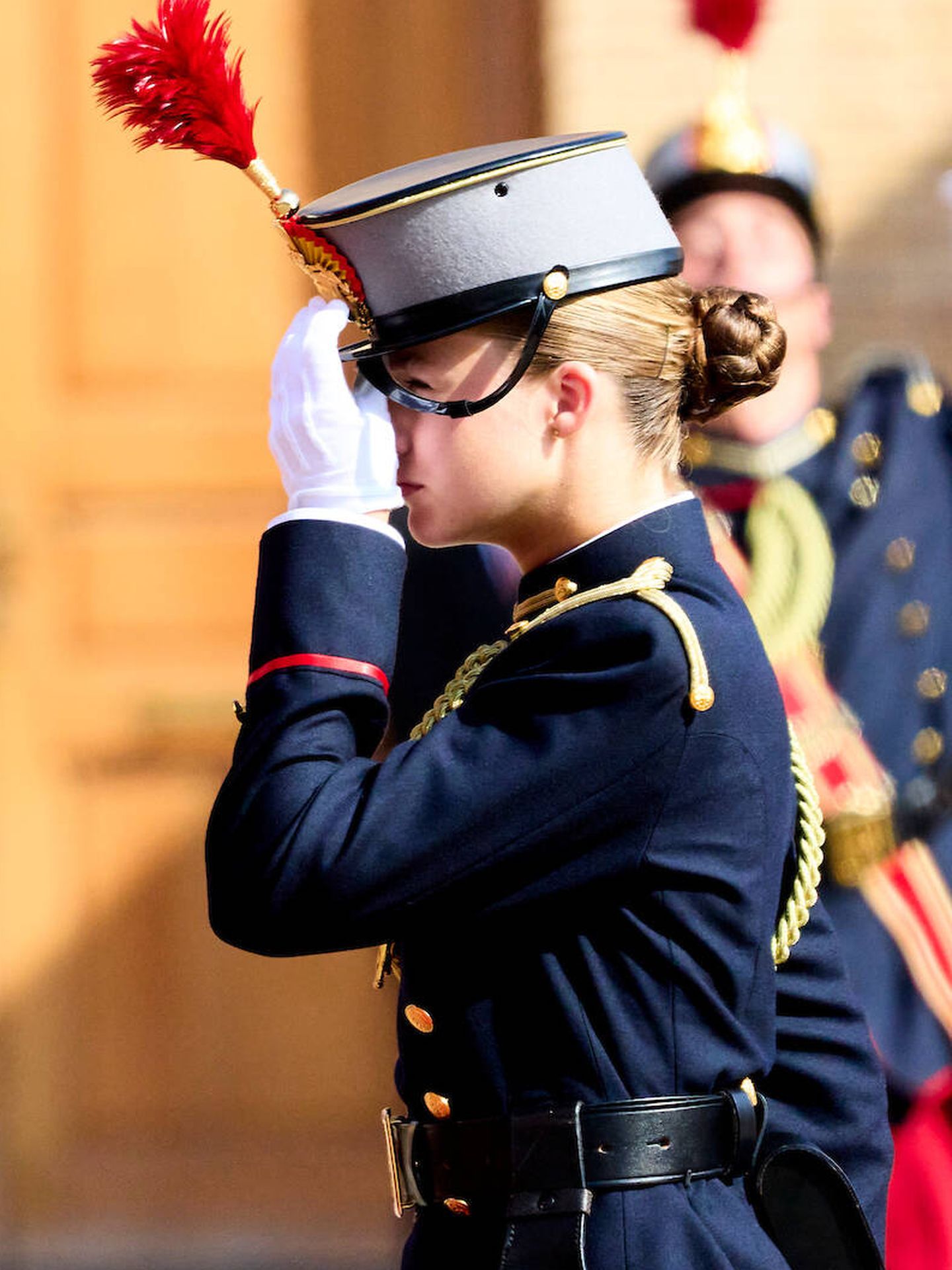 Leonor, antes de besar la bandera. (LP)