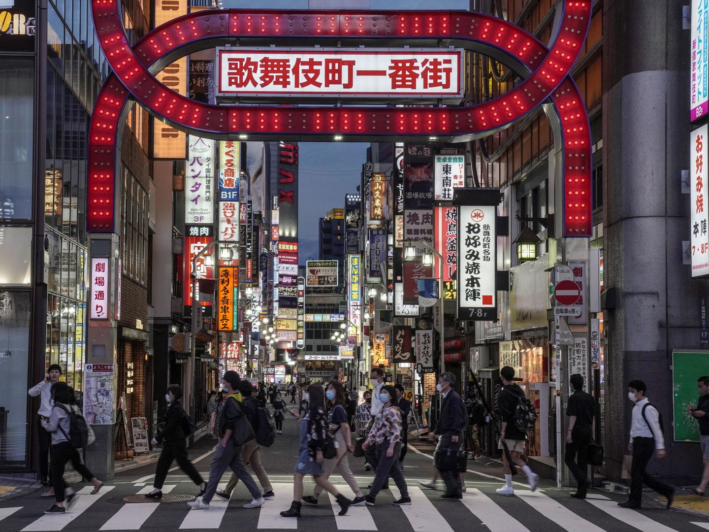 Personas caminando por una calle de Tokio. (Reuters)