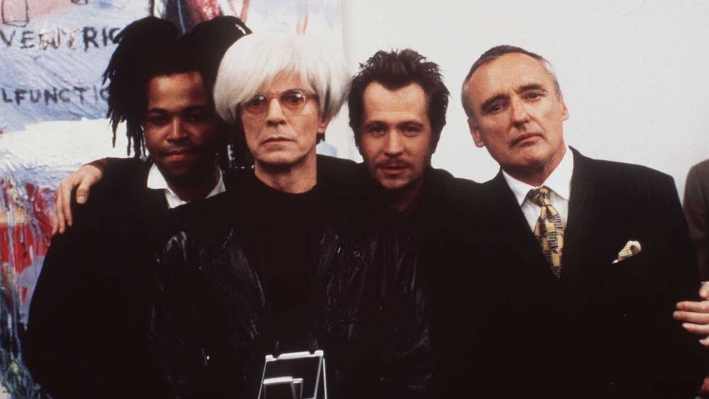  Jeffrey Wright, David Bowie, Gary Oldman y Dennis Hopper, en la película 'Basquiat'. (Getty)