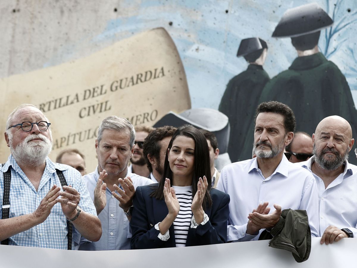 Foto: La presidenta de Ciudadanos, Inés Arrimadas (c), muestra su apoyo a la Guardia Civil en la víspera del Ospa Eguna. (EFE/Jesús Diges)