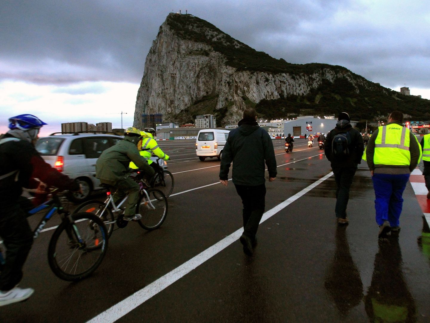 Españoles cruzan la frontera con Gibraltar para acudir a su puesto de trabajo. (EFE)