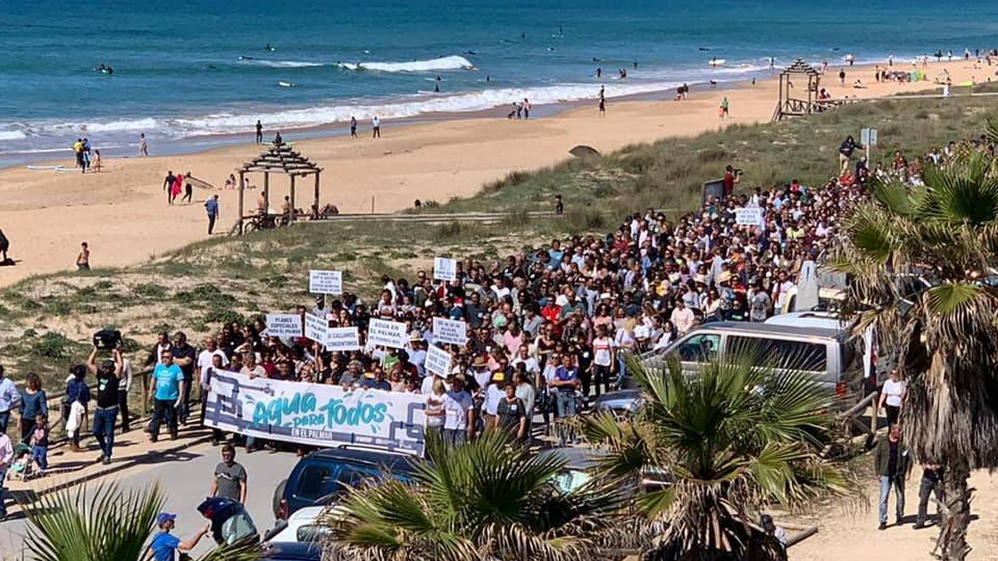 Manifestación de los vecinos de El Palmar de Vejer por la playa. (Cedida)
