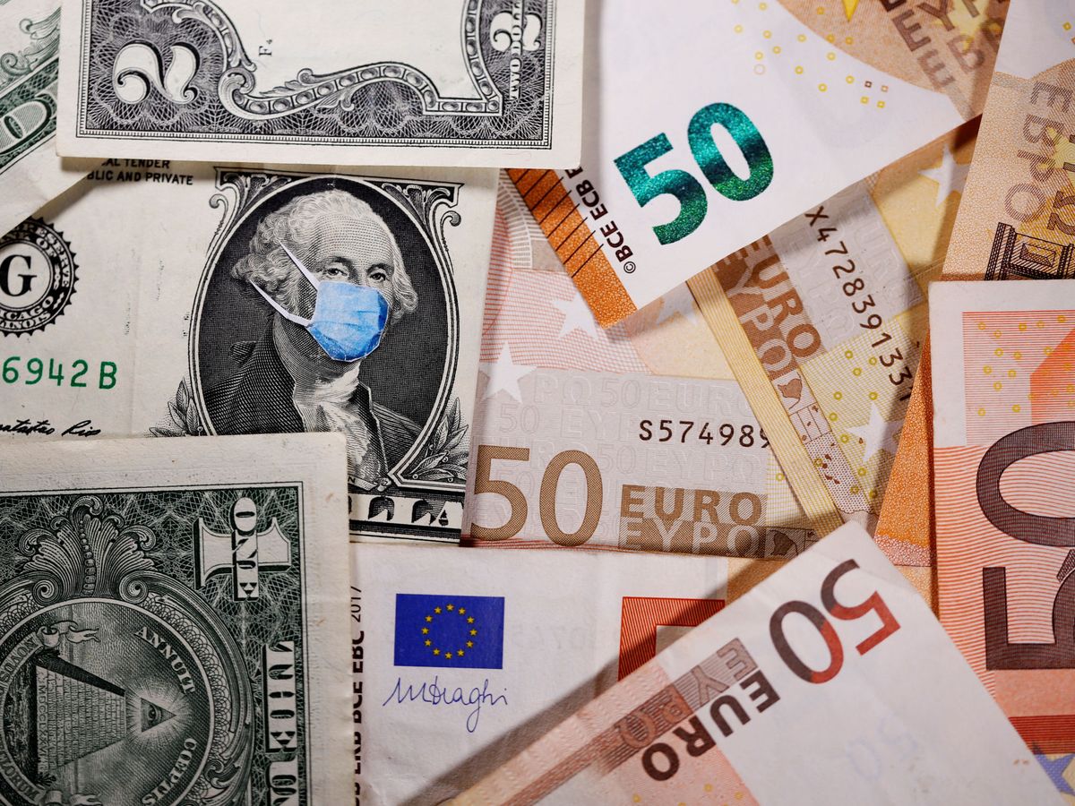 Foto: La cara de Washington en un billete de un dólar impresa con una mascarilla, junto a billetes de 50 euros. (Reuters)